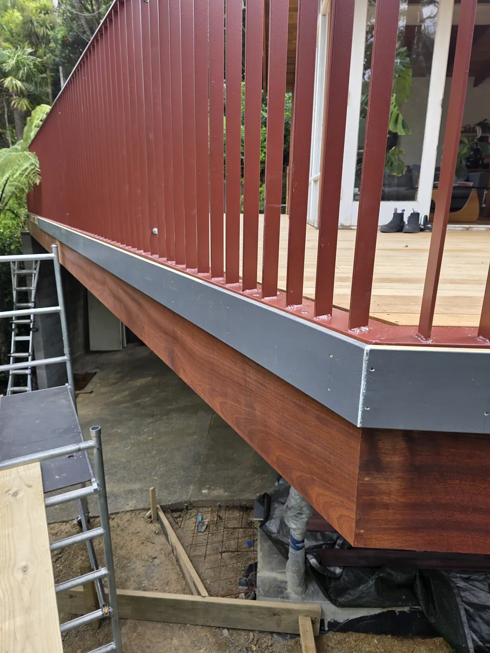 Powder-coated balustrade above the deck support structure