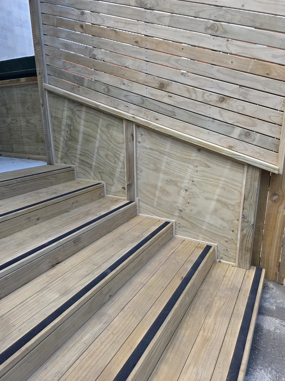Timber screens and steps at the edge of the outdoor area
